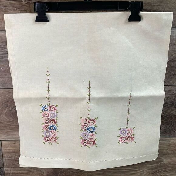 VINTAGE Hand Embroidered Linen Floral Table Runner 18 1/4” W X 39” L - Picture 3 of 10